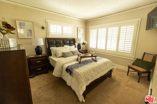 5017 5th Avenue, Los Angeles CA: https://media.crmls.org/mediaz/f712e4a7-ad9f-49b2-b73d-40cb8799daf8.jpg