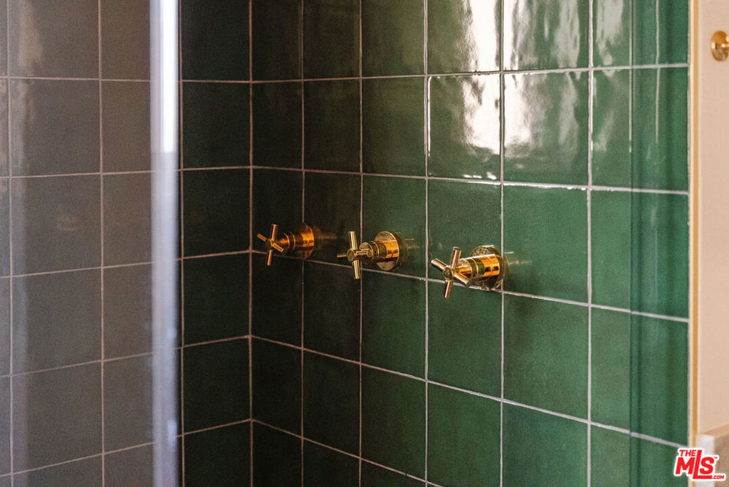 https://media.crmls.org/mediaz/f713616b-d133-42ba-a4dc-2439cac9b0b2.jpg?preset=X-Large