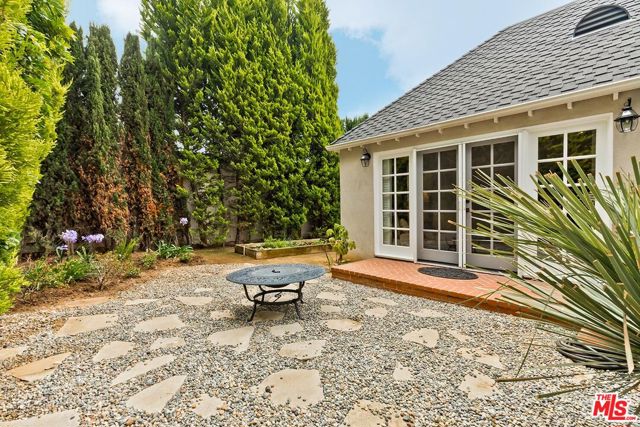 10798 Weyburn Avenue, Los Angeles CA: https://media.crmls.org/mediaz/f7137fe0-d86f-4169-acd4-68ce80c25025.jpg