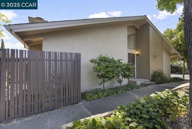 2408 Westcliffe Ln, Walnut Creek CA: https://media.crmls.org/mediaz/f713c4f3-d3e1-429a-b7b2-066822e32a83.jpg