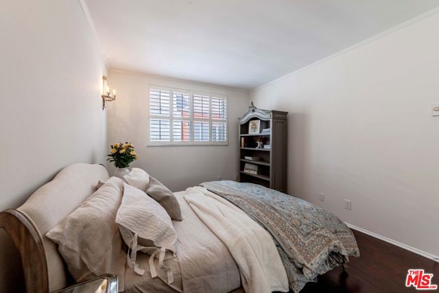 933 17th Street, Santa Monica CA: https://media.crmls.org/mediaz/f717d2bd-c5d7-4d17-8bfd-0229eeedb651.jpg