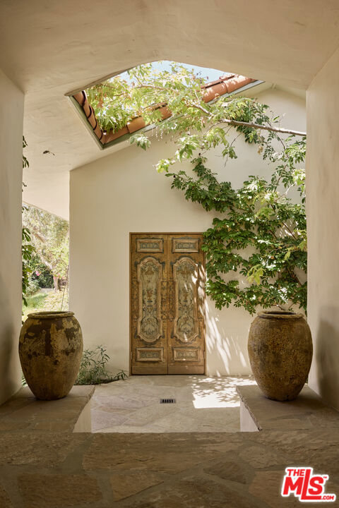1296 Capri Drive, Pacific Palisades CA: https://media.crmls.org/mediaz/f717e809-e486-4eba-9193-16b8d2b8e71e.jpg