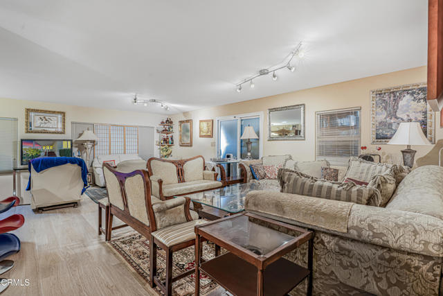 Detail Gallery Image 6 of 26 For 8811 Canoga Ave #353,  Canoga Park,  CA 91304 - 3 Beds | 2 Baths