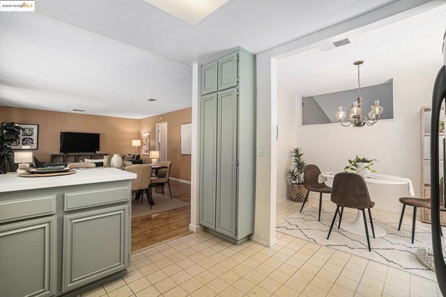 1039 Village Oaks Drive, Martinez CA: https://media.crmls.org/mediaz/f7186c33-80c0-4840-a659-a291c7be8af3.jpg
