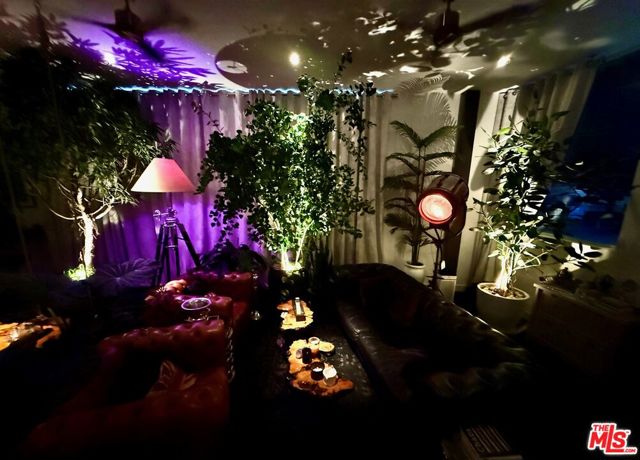 2513 Lincoln Boulevard, Venice CA: https://media.crmls.org/mediaz/f7189157-5d48-4de7-a6c1-5e5f4bfcd7bc.jpg