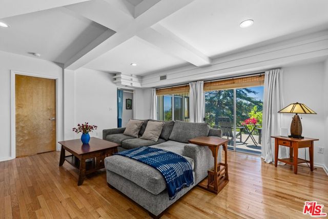 13201 Cheltenham Drive, Sherman Oaks CA: https://media.crmls.org/mediaz/f718d15c-b5fb-44da-aa91-c3518902ddb9.jpg