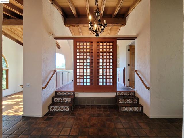 40 Hilldale Ct, Orinda CA: https://media.crmls.org/mediaz/f71977de-0a1b-4d03-b51f-9f7cc925f693.jpg