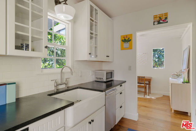 632 Museum Drive, Los Angeles CA: https://media.crmls.org/mediaz/f719c718-c5c7-4b98-85bb-53492401e6b8.jpg