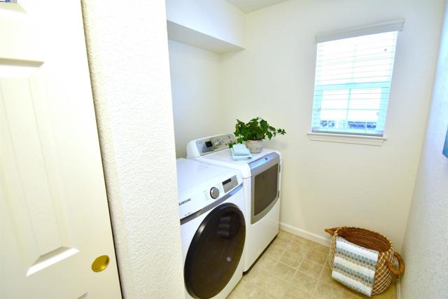 33332 Depot Rd, Union City CA: https://media.crmls.org/mediaz/f71a3fde-7d00-4be9-a9df-68e9df2452ca.jpg