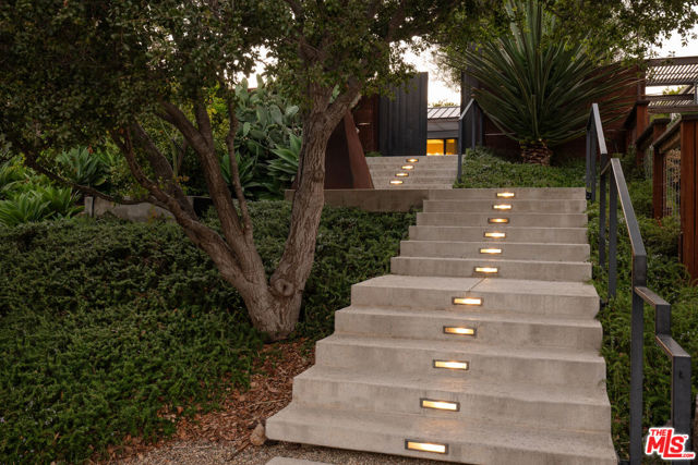 28036 Sea Lane Drive, Malibu CA: https://media.crmls.org/mediaz/f71a5ee4-49f1-41be-9152-bcabf90e6229.jpg
