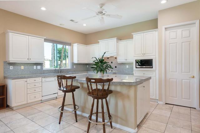 69727 Camino Pacifico, Rancho Mirage CA: https://media.crmls.org/mediaz/f71bab01-2ada-4858-968a-322332828bc0.jpg