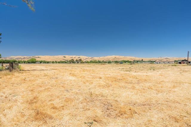 7327 Lovers Lane, Hollister CA: https://media.crmls.org/mediaz/f71c22b9-b12d-4974-bdf0-828bfdf0593d.jpg