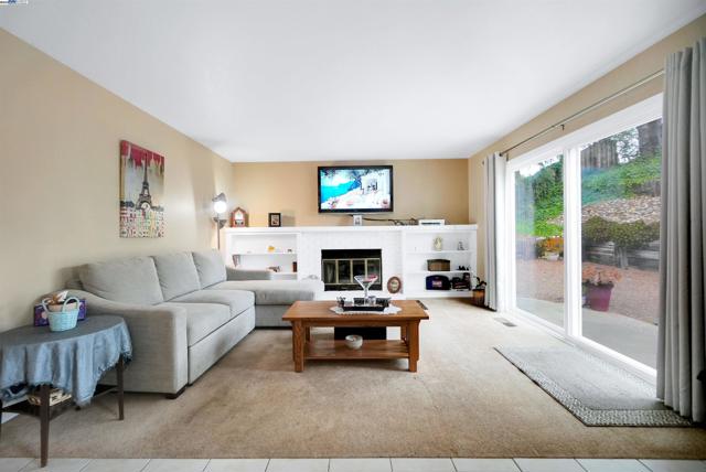 11868 Bloomington Way, Dublin CA: https://media.crmls.org/mediaz/f71d9e46-54c3-463e-a3fa-0be55324c7f1.jpg