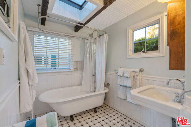 41 Vicente Terrace, Santa Monica CA: https://media.crmls.org/mediaz/f71e0d76-c869-42cb-bdd1-8b75affd9797.jpg