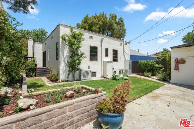 2218 Pearl Street, Santa Monica CA: https://media.crmls.org/mediaz/f71fbbf9-686b-415c-86f1-d84dd321f887.jpg