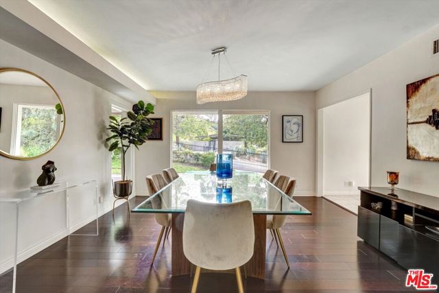 3530 Royal Woods Drive, Sherman Oaks CA: https://media.crmls.org/mediaz/f7209737-b03b-4fd0-879f-604bdbeeb78f.jpg