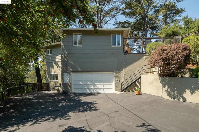 6537 Aitken Dr, Oakland CA: https://media.crmls.org/mediaz/f721202b-8f62-4cc8-8412-11c95c8df592.jpg