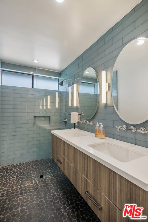 8400 Mulholland Drive, Los Angeles CA: https://media.crmls.org/mediaz/f72194c8-02d3-474d-8060-c21da980cbc8.jpg