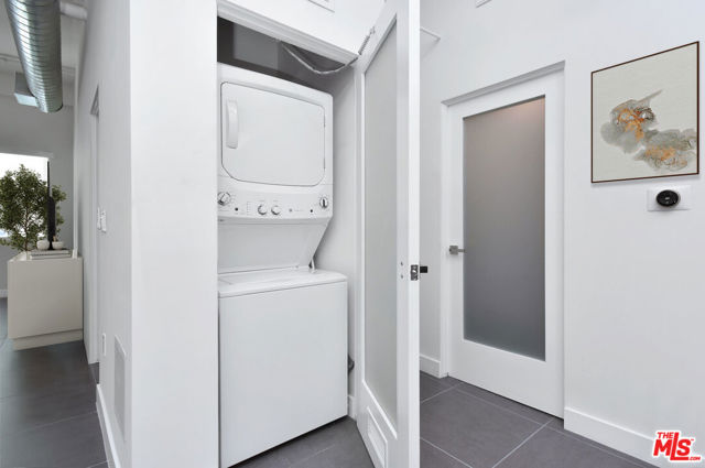 939 S Broadway, Los Angeles CA: https://media.crmls.org/mediaz/f721b8c8-cfe5-469a-ab06-c3db2c39d30d.jpg