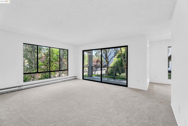 7 Commodore Dr, Emeryville CA: https://media.crmls.org/mediaz/f7231da1-670e-4713-b7f3-6ab19d0368d8.jpg