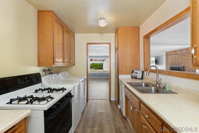 4870 Doliva Dr, San Diego CA: https://media.crmls.org/mediaz/f723ac09-253f-4839-be64-43700ec5d4e8.jpg