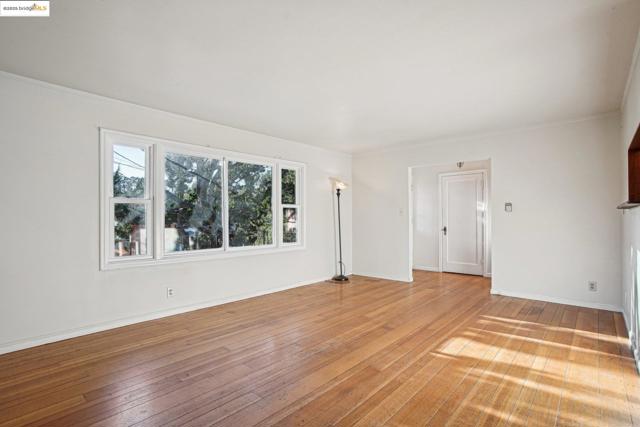 6576 Lucas AVE, Oakland CA: https://media.crmls.org/mediaz/f723eb12-bf2f-4707-bca4-93d9e0cafe0e.jpg