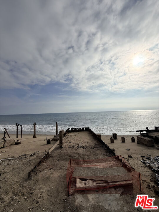 19124 Pacific Coast Highway, Malibu CA: https://media.crmls.org/mediaz/f724386e-5631-4801-8f1a-f412d6685a9b.jpg