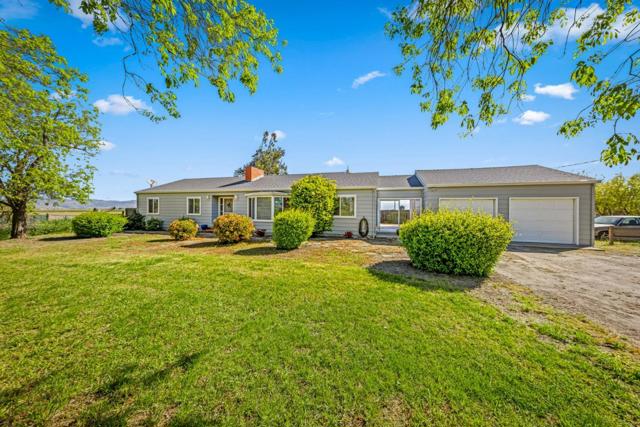 4211 Bolsa Road, Hollister CA: https://media.crmls.org/mediaz/f72468b6-9076-4cc4-b8d4-4d4c009d292a.jpg