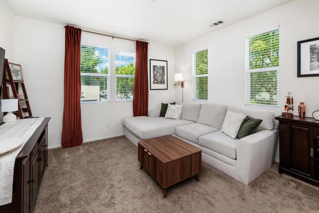 Detail Gallery Image 9 of 31 For 451 Avenida De La Luna, Vista,  CA 92083 - 2 Beds | 2 Baths