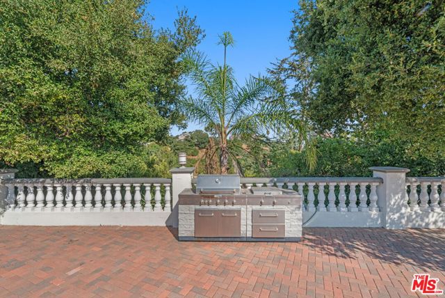 3200 Oakley Drive, Los Angeles CA: https://media.crmls.org/mediaz/f726e8f7-6d21-434a-8a26-677eb2f586b5.jpg
