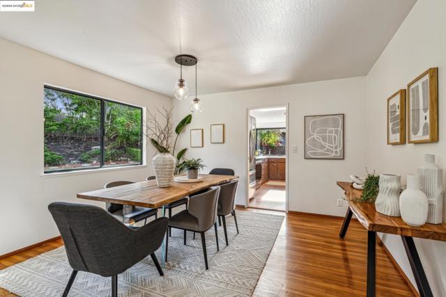 13185 Clairepointe Way, Oakland CA: https://media.crmls.org/mediaz/f7273539-ebea-4150-ae27-325fb958f3c9.jpg