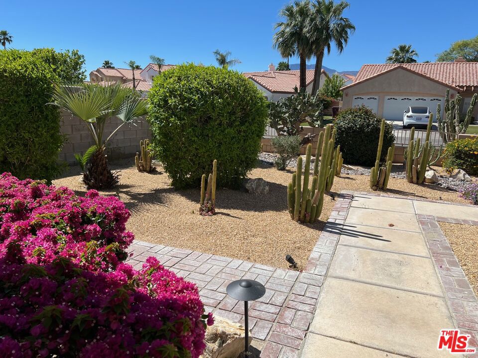 https://media.crmls.org/mediaz/f727f5a6-a5b6-4721-9af8-4e82b3029a92.jpg?preset=X-Large