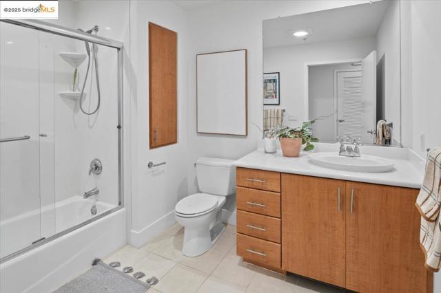 438 W Grand Ave, Oakland CA: https://media.crmls.org/mediaz/f7283824-79e4-4dba-972b-733569e8ac13.jpg