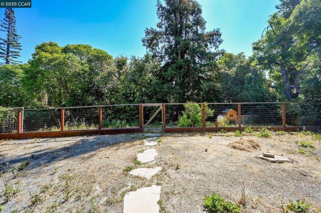 1536 Maynard St, Concord CA: https://media.crmls.org/mediaz/f728c578-1d9e-4381-b2ce-5814350deb6e.jpg