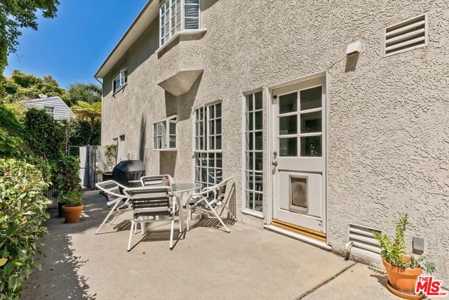1041 Chantilly Road, Los Angeles CA: https://media.crmls.org/mediaz/f729258f-2856-46db-932e-38f87018f9ce.jpg