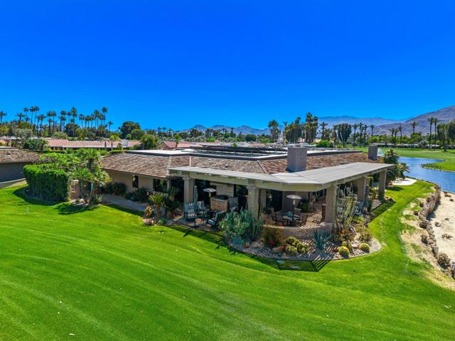 4 Saint Marys Court, Rancho Mirage CA: https://media.crmls.org/mediaz/f7299804-5815-4672-aff3-10b668d3da50.jpg