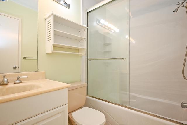 950 Shorepoint Ct, Alameda CA: https://media.crmls.org/mediaz/f729f94d-6193-43be-82b5-1842db3eabea.jpg