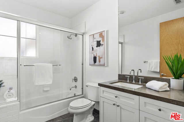 5350 Playa Vista Drive, Playa Vista CA: https://media.crmls.org/mediaz/f72b5d15-1b17-4da3-a432-1cb8ba5d05d5.jpg