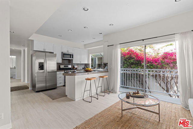 1524 Franklin Street, Santa Monica CA: https://media.crmls.org/mediaz/f72b6a2a-c66e-4830-91b0-b3306ebaf5d0.jpg