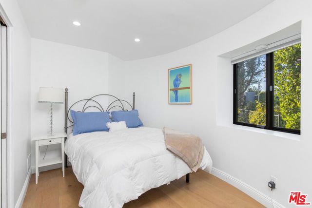 16894 Encino Hills Drive, Encino CA: https://media.crmls.org/mediaz/f72bf557-3311-45ff-9410-2278a7353e92.jpg