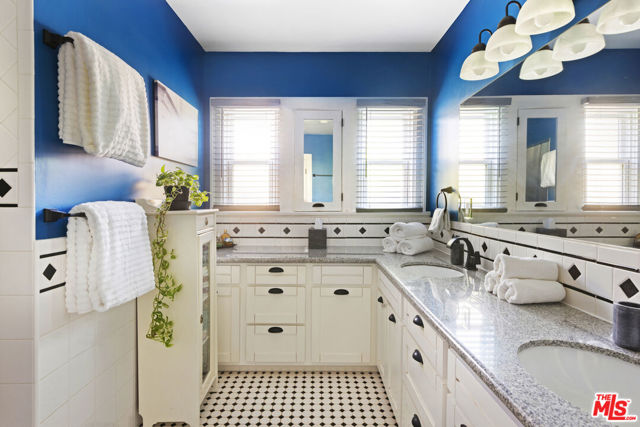 1569 S Orange Grove Avenue, Los Angeles CA: https://media.crmls.org/mediaz/f72c18a1-b930-4ac0-9770-68e5556d8633.jpg