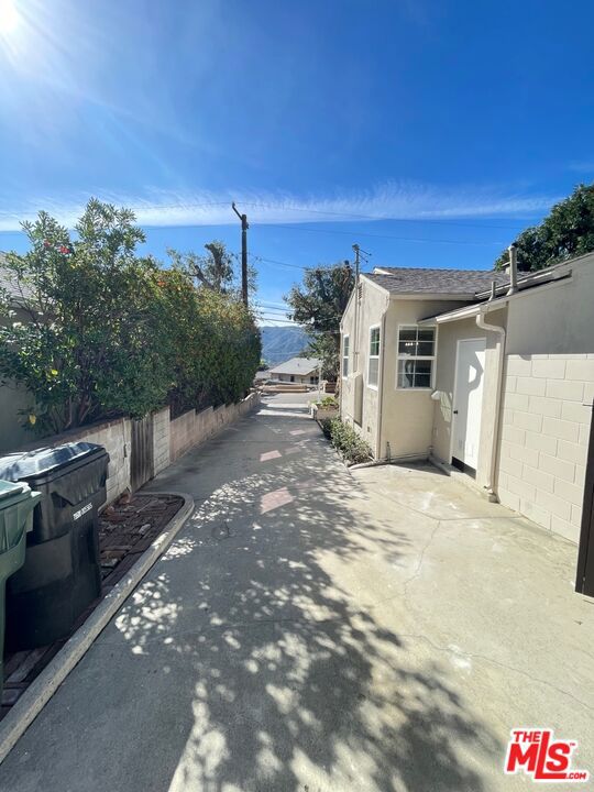 2851 Fairmount Avenue, La Crescenta CA: https://media.crmls.org/mediaz/f72d7274-80bb-411d-bafc-643b732803d0.jpg
