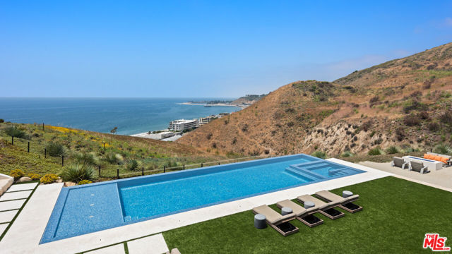 5012 Carbon Beach Terrace, Malibu CA: https://media.crmls.org/mediaz/f72e8fd3-1787-49ec-af98-4079904135f3.jpg