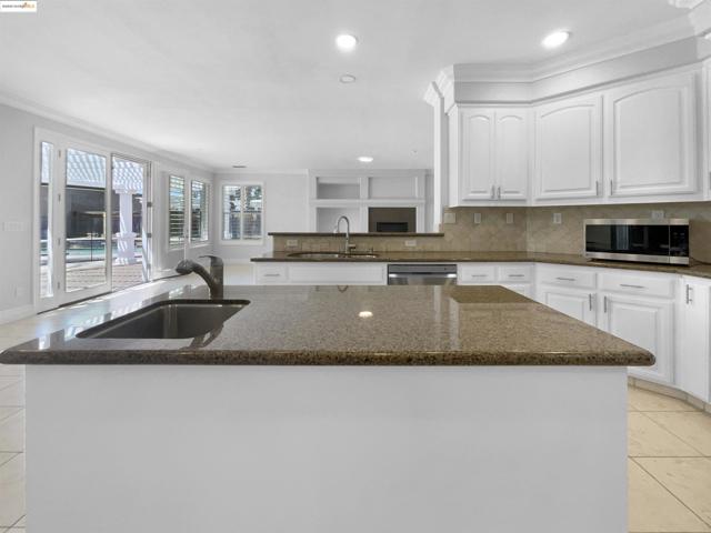 1127 Santa Margherita Way, Brentwood CA: https://media.crmls.org/mediaz/f72f67ec-d8e2-4ae1-8dd7-82f26007cf42.jpg