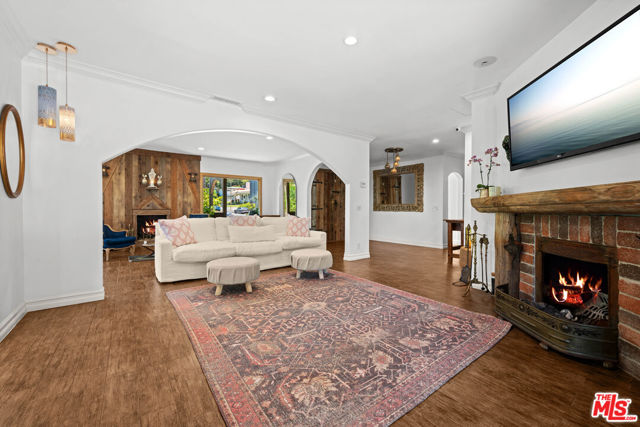 16582 Calneva Drive, Encino CA: https://media.crmls.org/mediaz/f72f6981-57eb-4389-a5a3-711fedbd8f36.jpg
