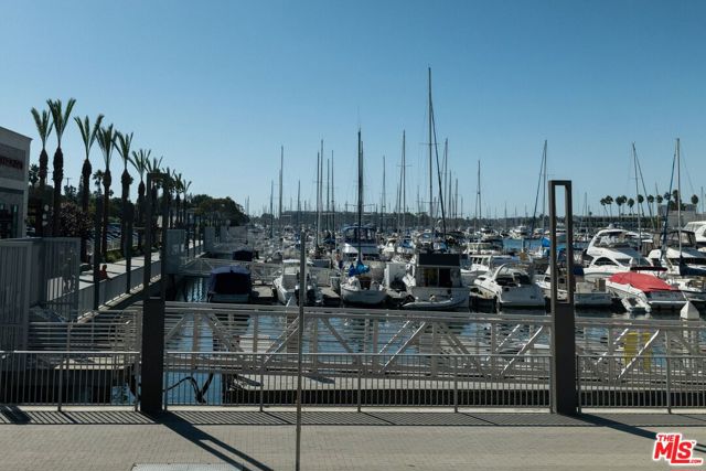 4080 Glencoe Avenue, Marina del Rey CA: https://media.crmls.org/mediaz/f72fe4cf-4d53-4d9c-83ee-697660996f79.jpg