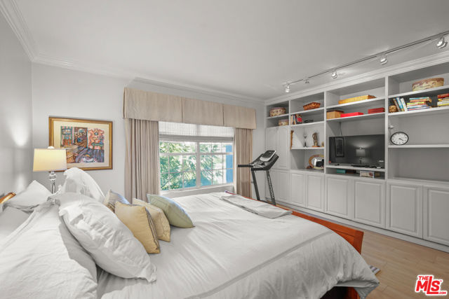 2025 S Beverly Glen Boulevard, Los Angeles CA: https://media.crmls.org/mediaz/f7309978-079e-4840-8d4e-95e6e84310a7.jpg