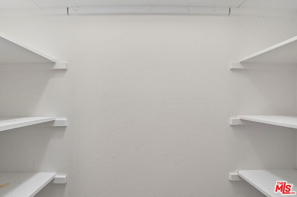 https://media.crmls.org/mediaz/f7309a79-2a78-4041-8306-79a31b85e075.jpg?preset=X-Large