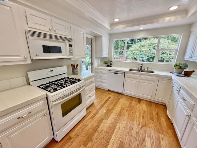 5647 Southbrook Dr, Clayton CA: https://media.crmls.org/mediaz/f7320991-c4da-49f4-b2f1-df7ed30161be.jpg