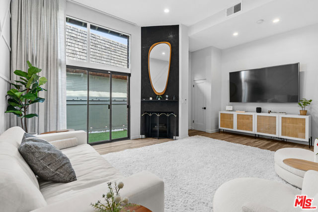 4360 Glencoe Avenue, Marina del Rey CA: https://media.crmls.org/mediaz/f7324e5a-2b17-4944-875c-0d4d48030952.jpg
